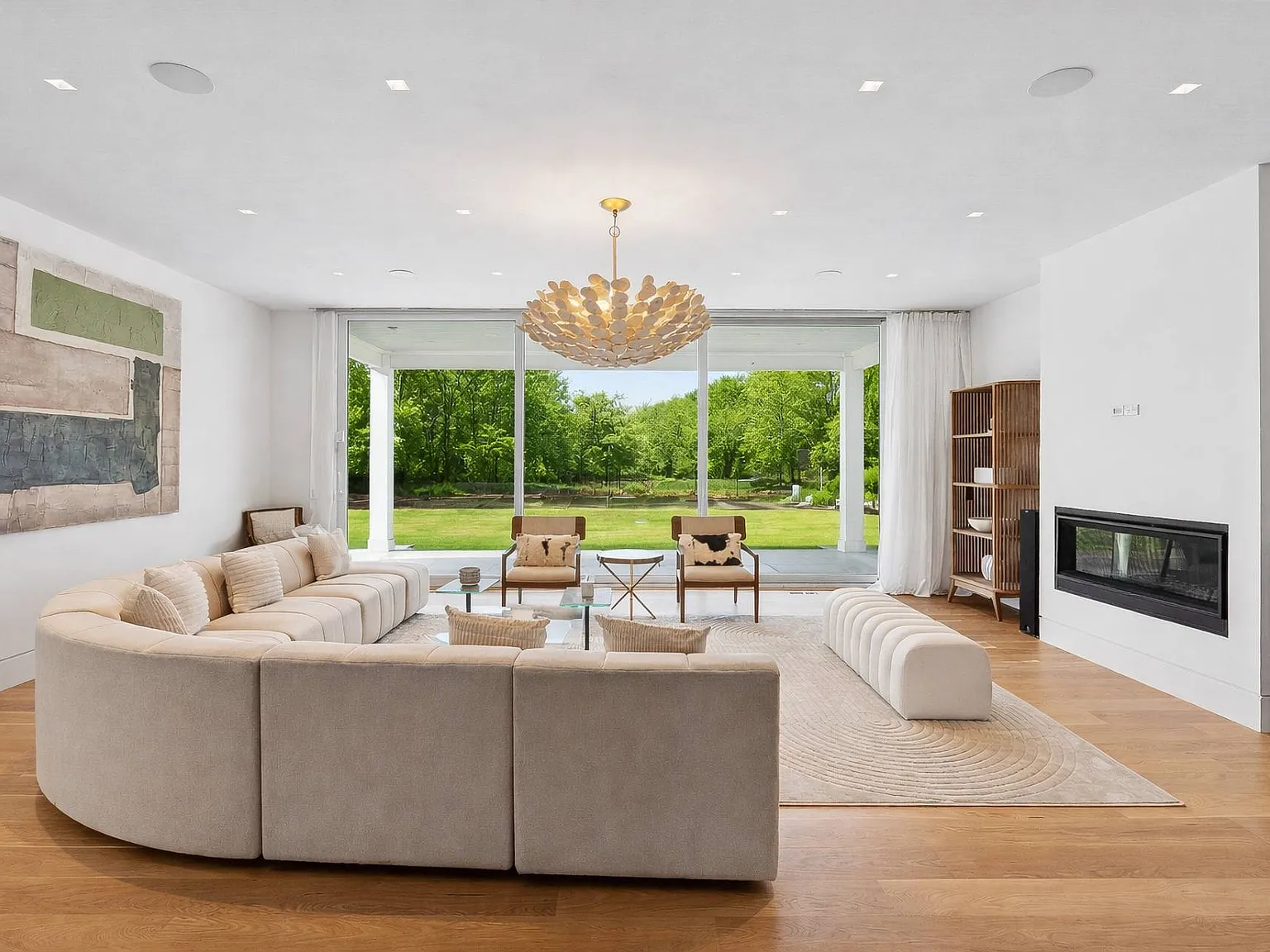 Resort-Style Retreat In East Hampton Village South With Tennis — Photo 4