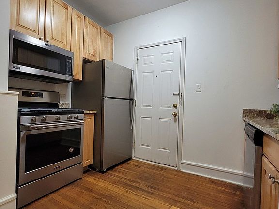 2nd image of 683.5 W Wrightwood Ave #1N