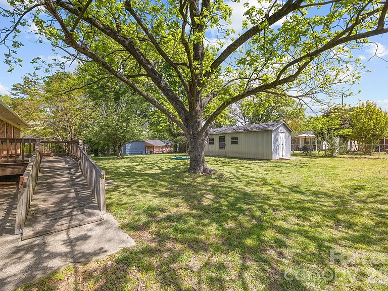 1502 Cloverdale Ln — Photo 24
