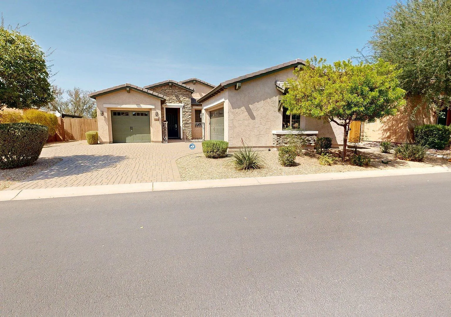 3 bed, 2.5 bath, 2201 sqft, $2,800 — Photo 2