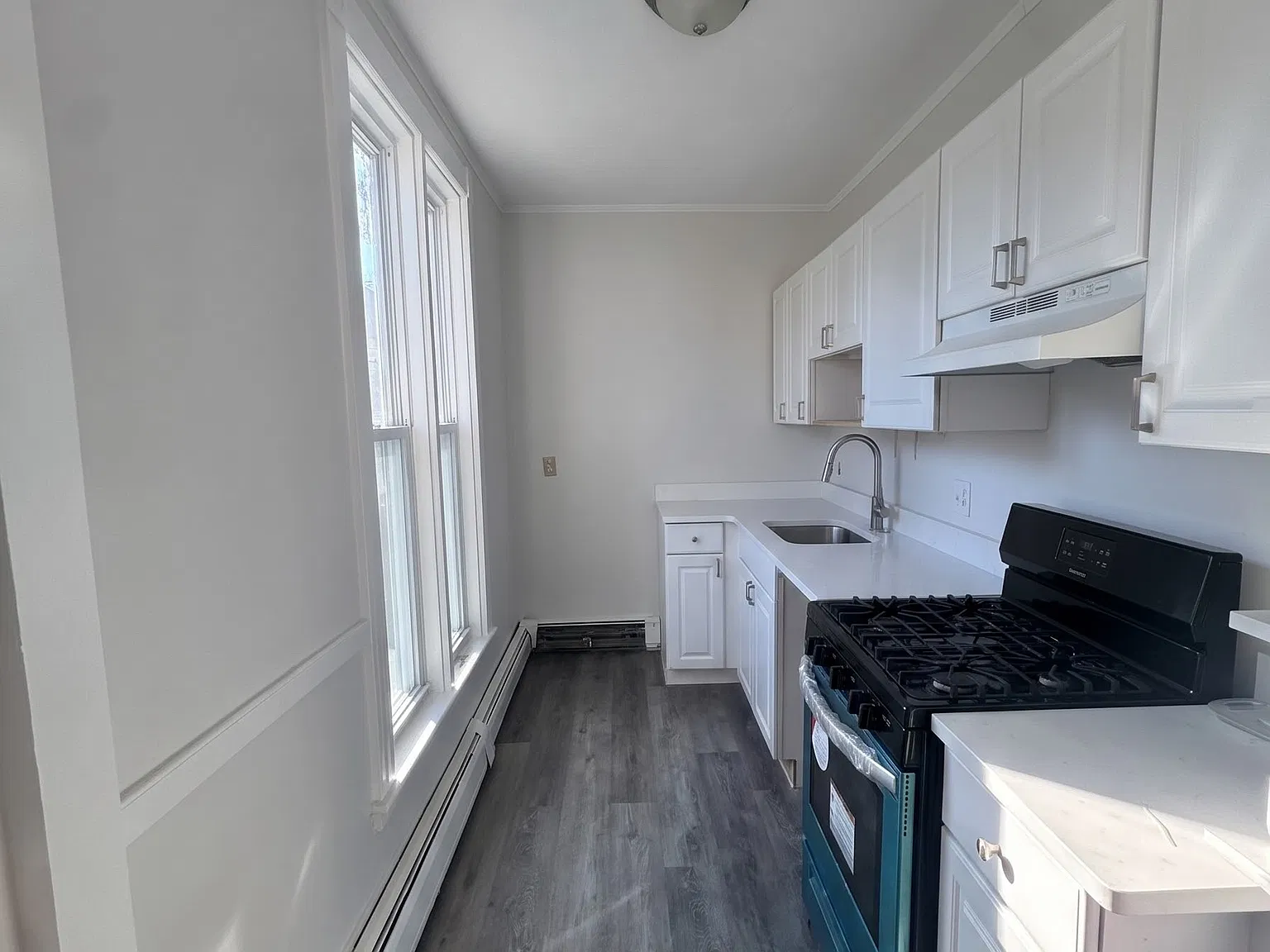 3 bed, 1.5 bath, 1300 sqft, $3,200 — Photo 1