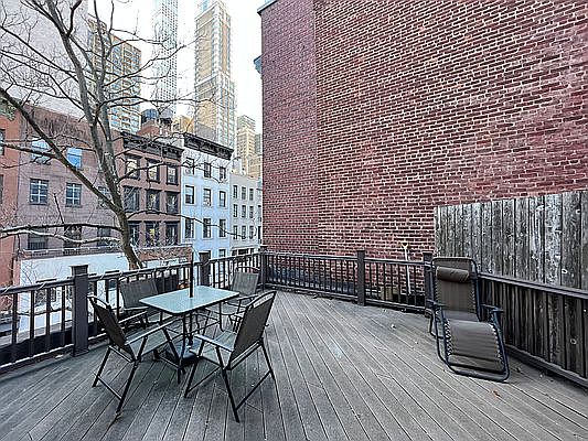 1st image of 139 E 61st St APT 3R
