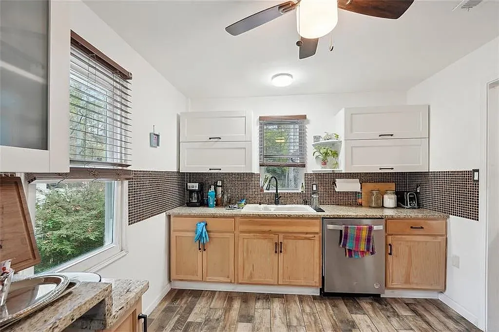 3 bed, 1300 sqft, $2,650 — Photo 3