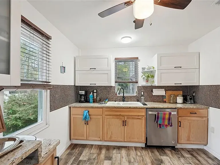 1015 Terramont Dr — Photo 3