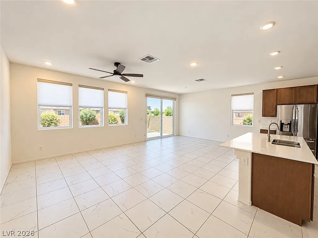 5 bed, 4.0 bath, 2475 sqft, $2,602 — Photo 2