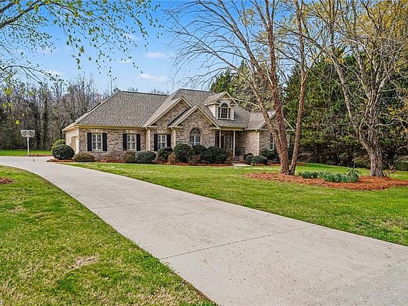 3rd image of 4257 Wayne Rd