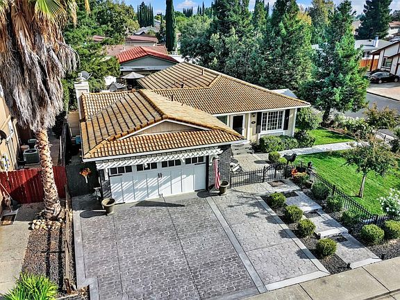 3rd image of 701 Scottsdale Drive