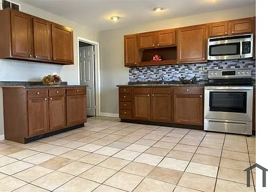 3 bed, 1152 sqft, $2,100 — Photo 2