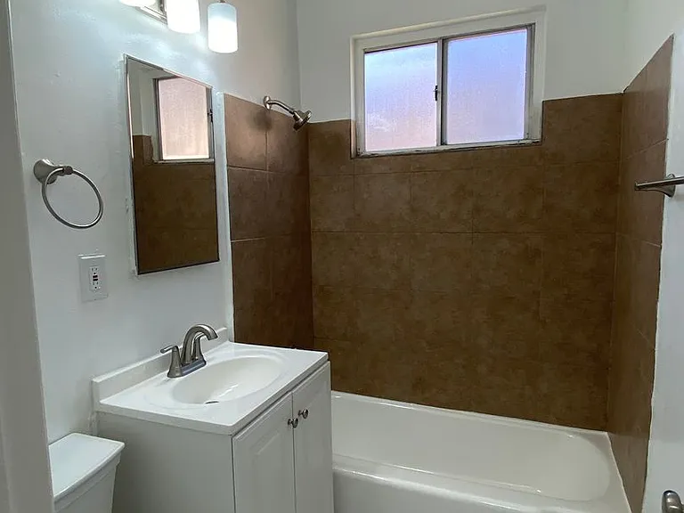 1546 S Gramercy Pl #6 — Photo 8