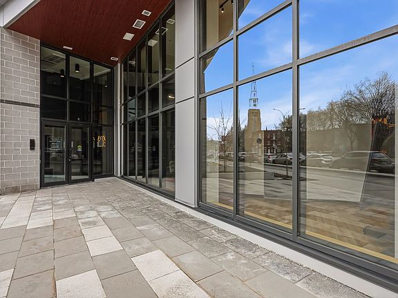 2nd image of 1150 Boulevard Rena Lavesque E #723