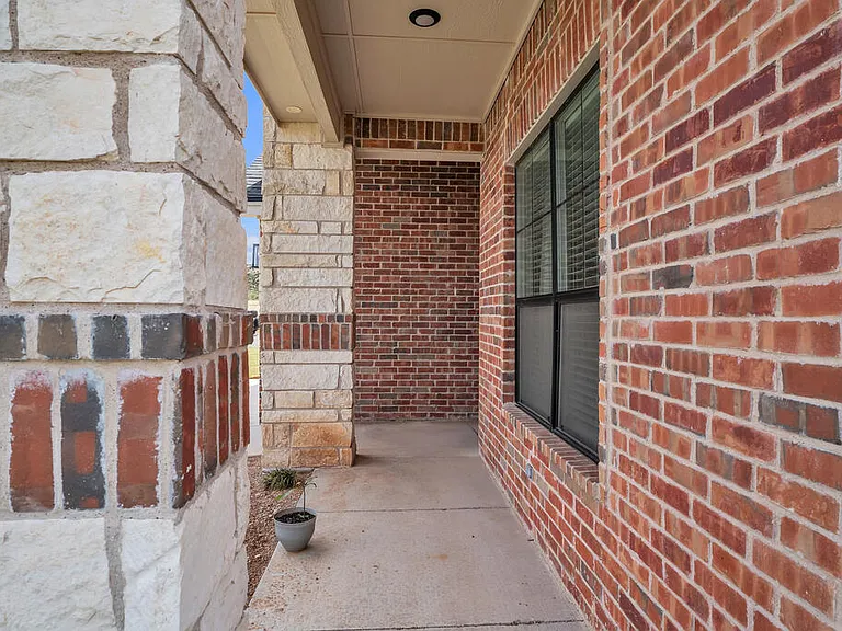 2726 Shirley Dr — Photo 3