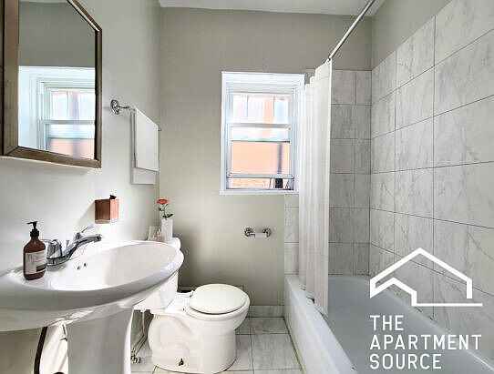 5th image of 958 W Cornelia Ave #3C