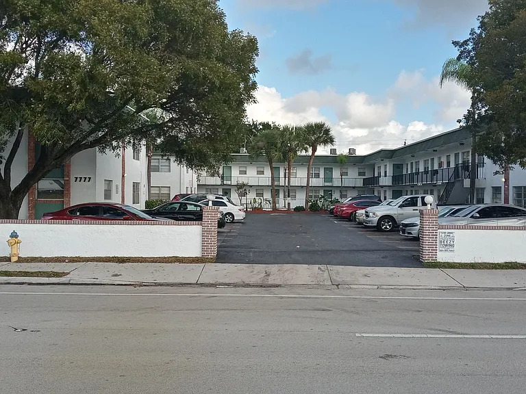 Trayann Apartments - 7777 Pines Blvd — Photo 9