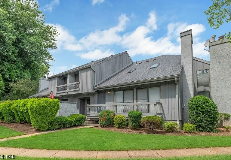 19 Linda Ln — Photo 1