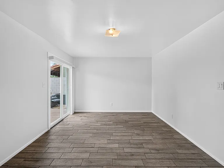 4720 N Miller Rd — Photo 24
