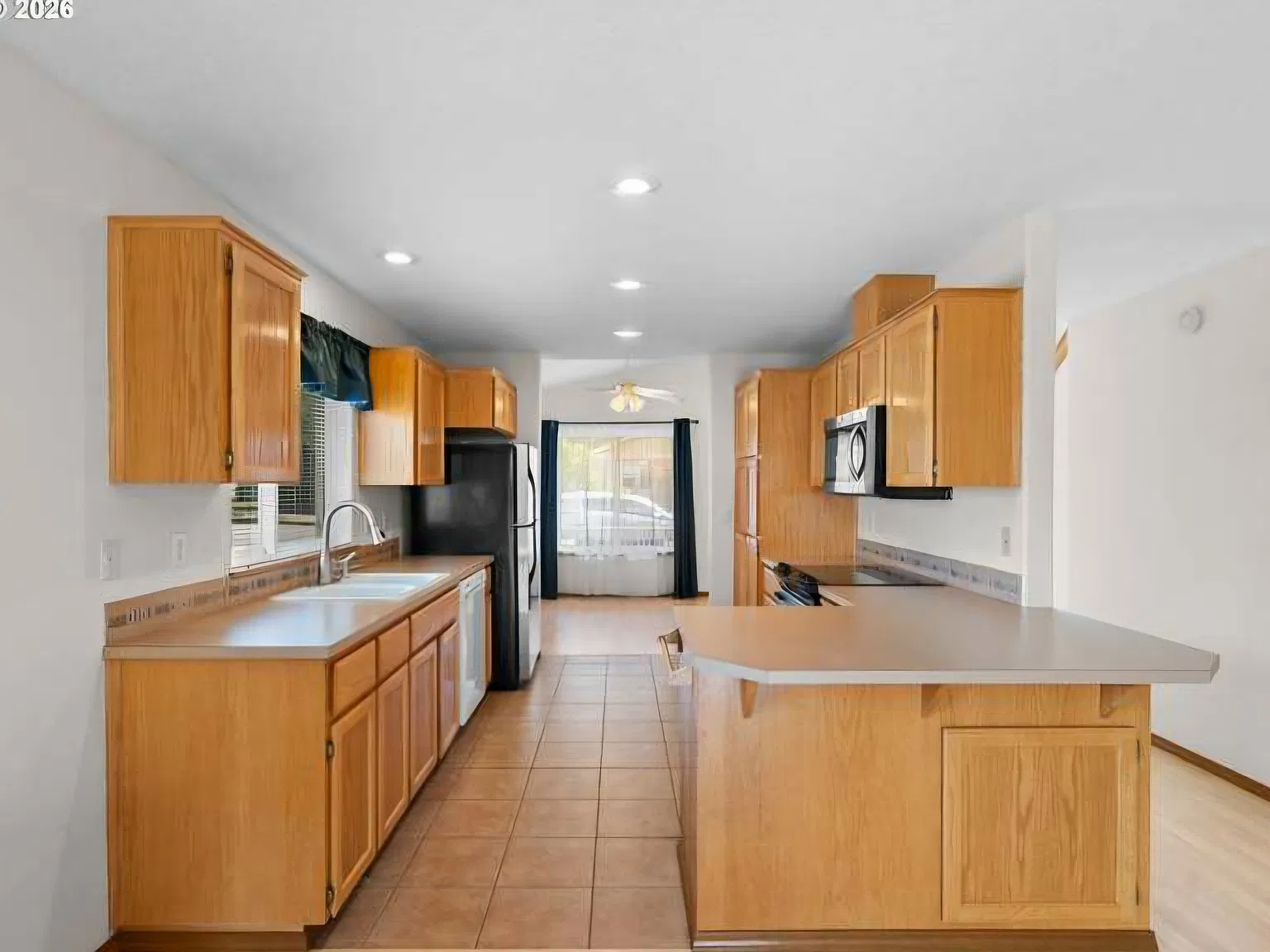 4 bed, 2.5 bath, 1800 sqft, $3,000 — Photo 3