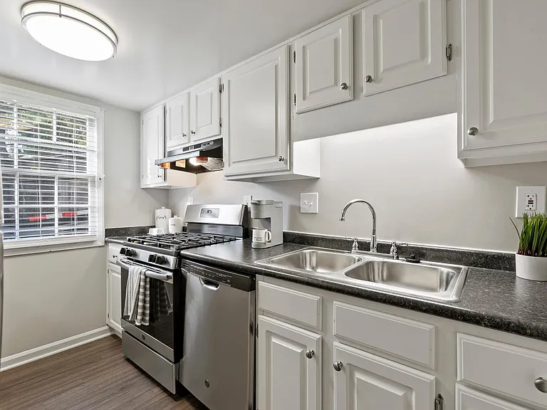 Colonial Apartments — Photo 1