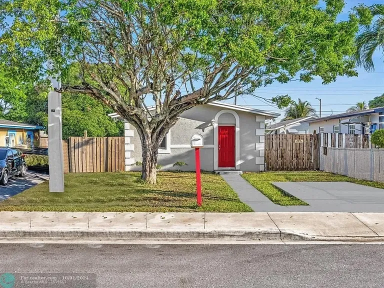 525 NW 10th Ave — Photo 2