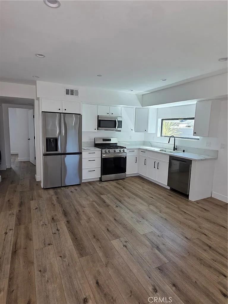 2 bed, 727 sqft, $2,700 — Photo 1
