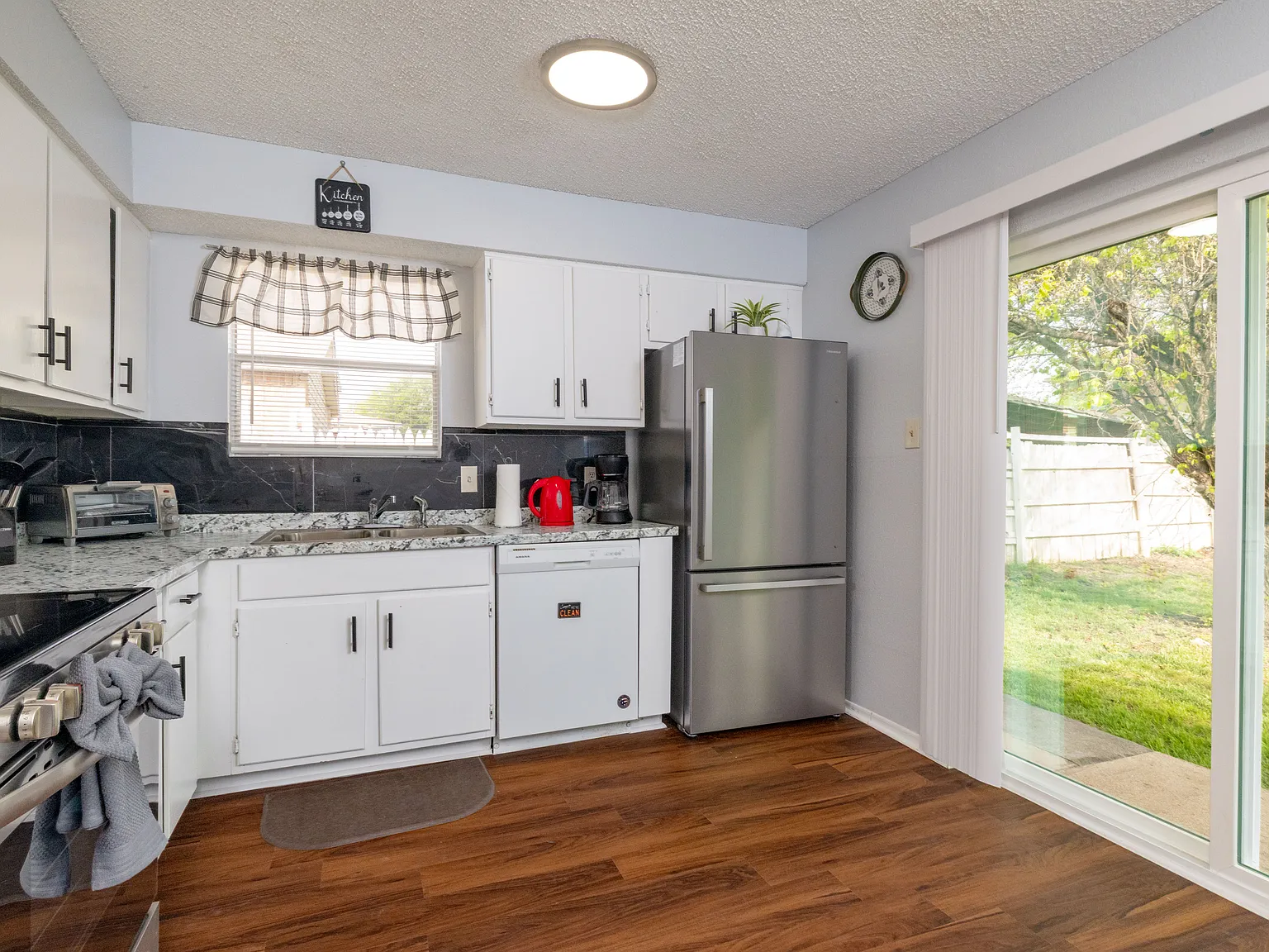 4 bed, 1313 sqft, $4,000 — Photo 3