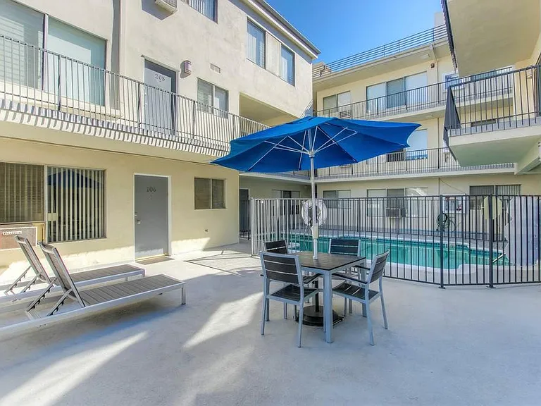 221 S Doheny Drive — Photo 5