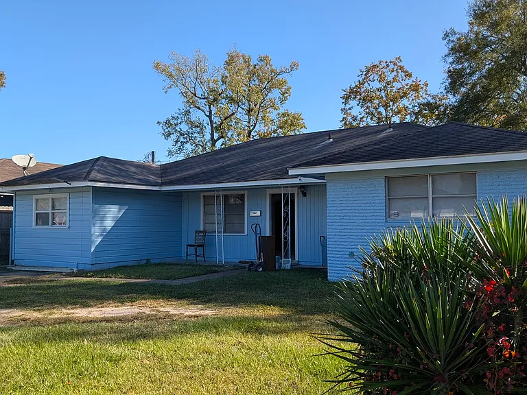 4910 Wales Dr — Photo 2