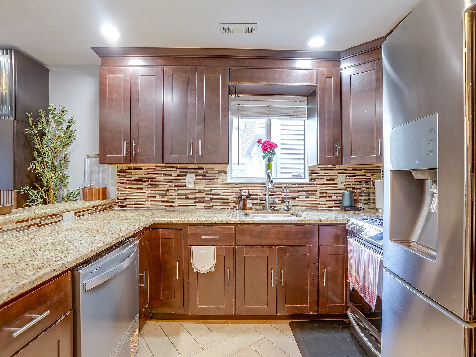 3 bed, 1662 sqft, $3,400 — Photo 3