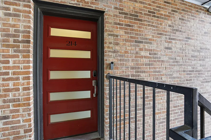 2 bed, 2.0 bath, 1300 sqft, $2,450 — Photo 2