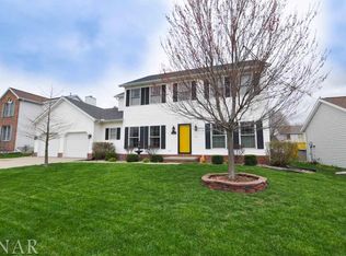 2818 Huntington Rd, Bloomington, IL 61704