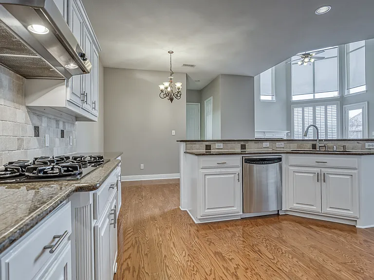 6533 Riveredge Dr — Photo 11