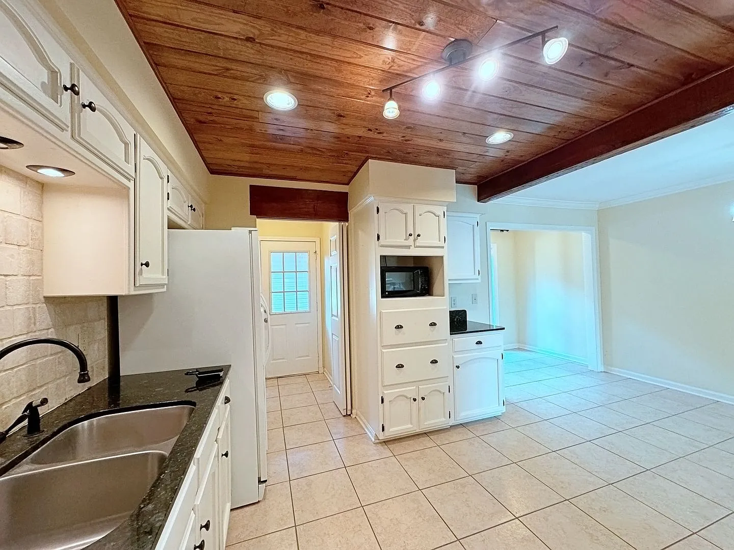 Custom Remodeled Townhome off Jefferson Hwy — Photo 3