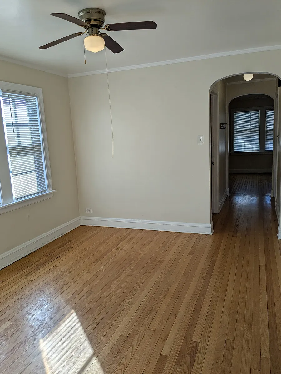 Building Photo - 10415 S Vernon Ave #2