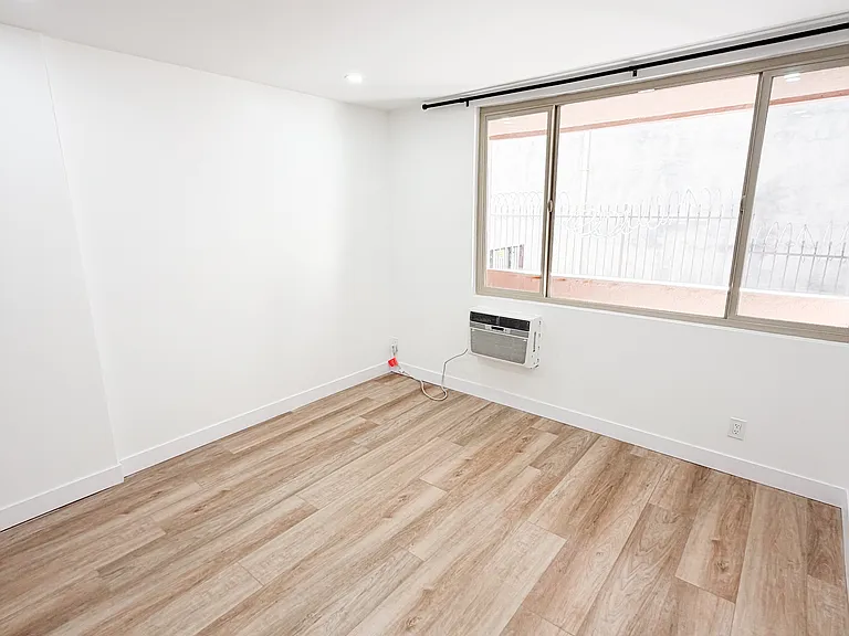 Encino Country Club Apartments — Photo 44