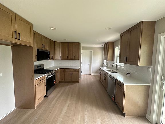 3rd image of 38 Evergreen St