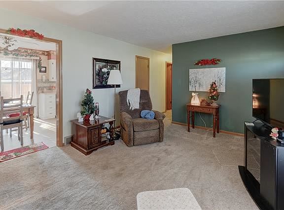 5th image of 121 E Sue Ln