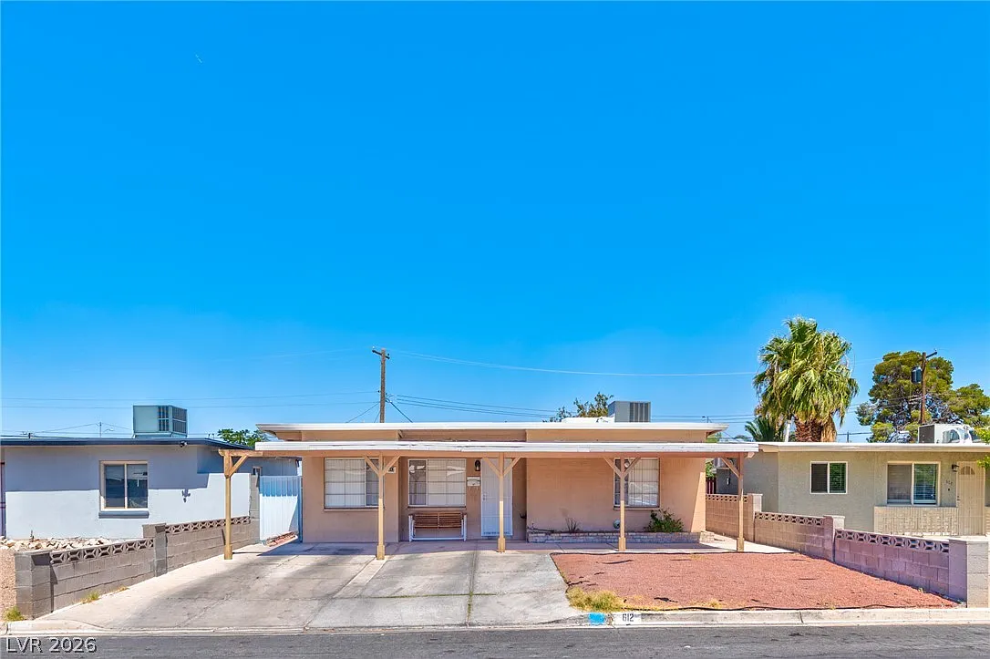 3 bed, 1.0 bath, 880 sqft, $1,900 — Photo 1