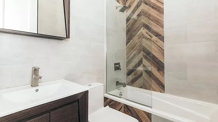 Rented by PREMIUM US INC | media 17