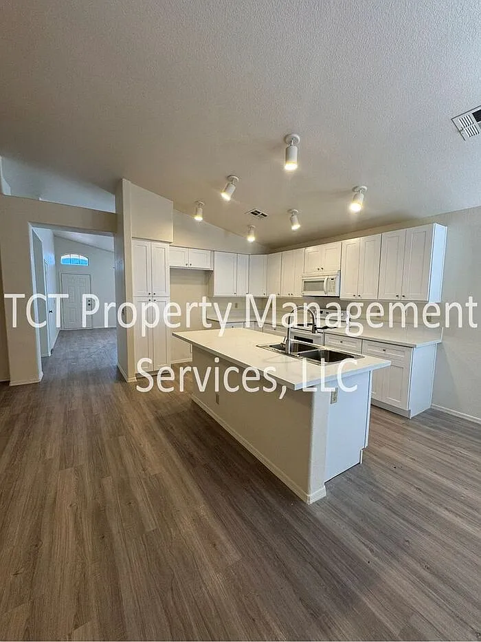 4 bed, 2.0 bath, 1800 sqft, $2,395 — Photo 4