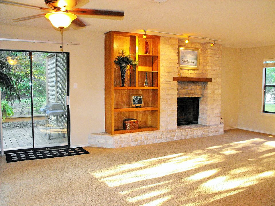 Fireplace, tract lighting and built in adjustable shelves by fireplace
Lot of light to let NATURE FLOW INSIDE