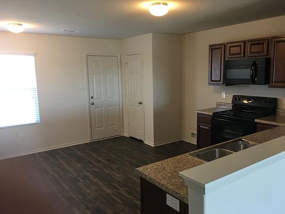 3rd image of 1809 Yarrow Dr