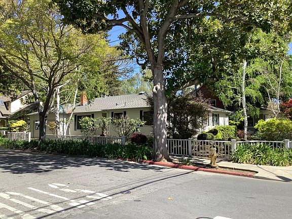 3rd image of 810 Lytton Ave