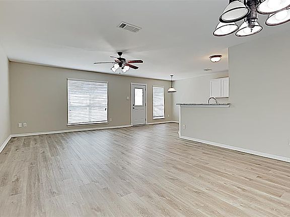 3rd image of 425 Oxford St