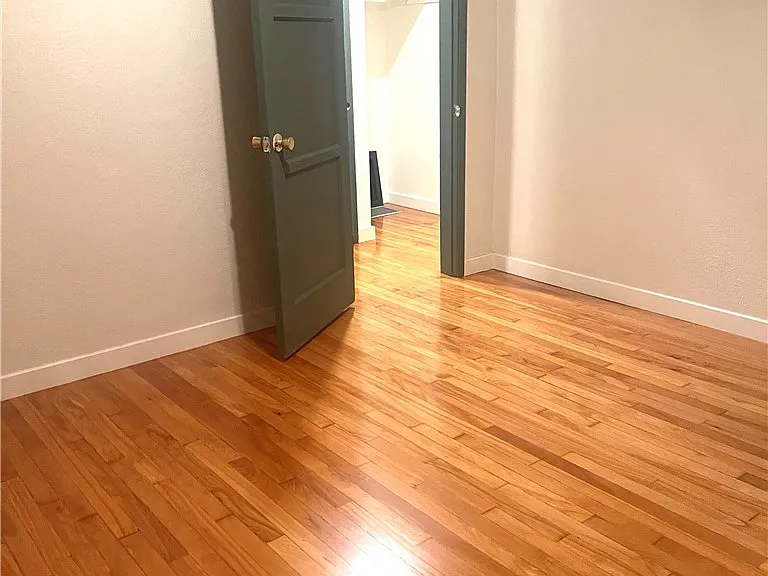 5758 Vineland Ave — Photo 23