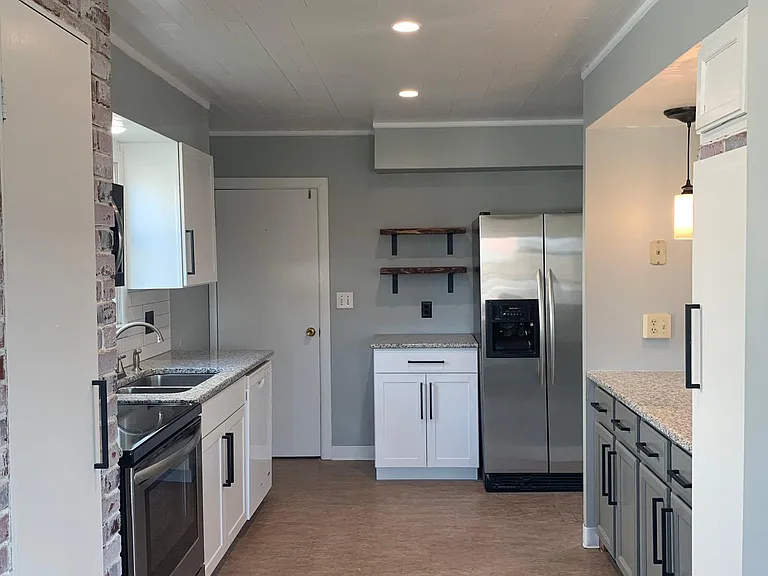 127 W Caracas Ave — Photo 2