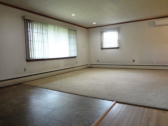 Living room 13'9" x 14'6"
