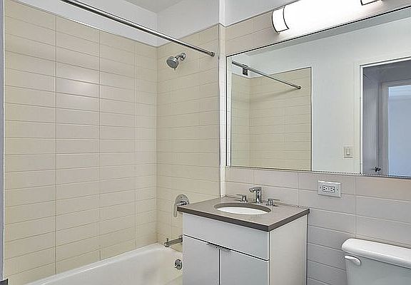 3rd image of 200 W 60th St APT 21H