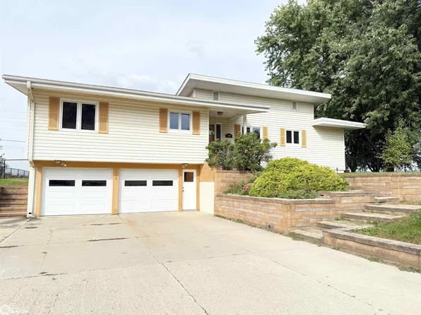 1330 Sunset Dr, Hampton, IA 50441