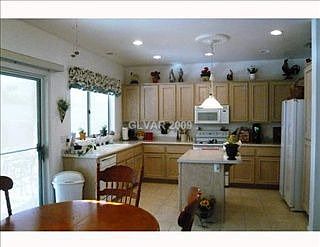 3rd image of 2569 Grandville Ave