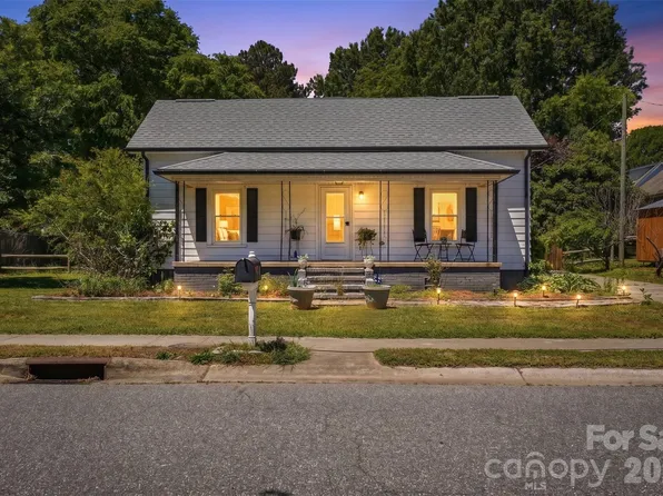 30 Selma Dr, Mooresville, NC 28115
