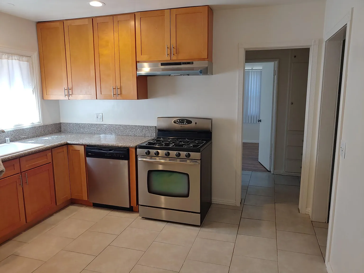 2 bed, 750 sqft, $2,475 — Photo 2